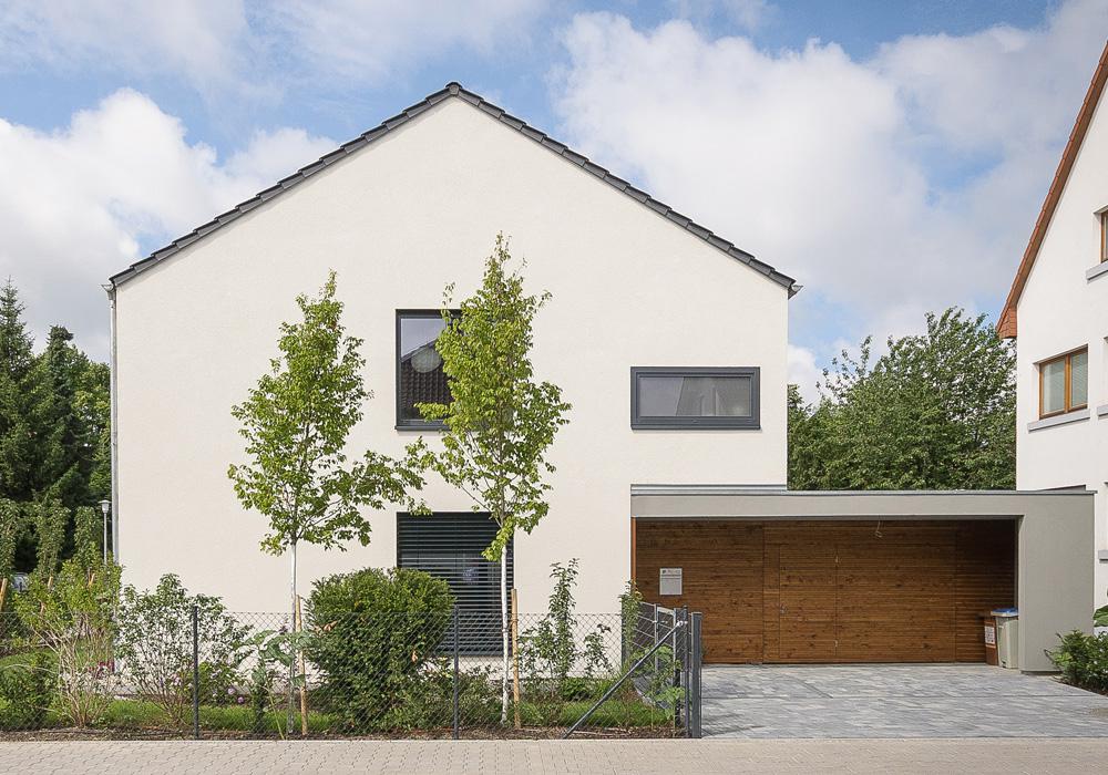 Eingangsseite mit seitlicher Garage. (C.Köhler, Mannheim)