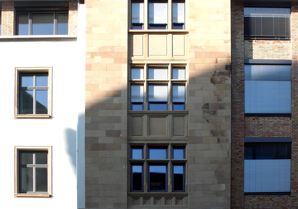 Die verschiedenen historischen Fassadenmaterialien zeichnen das Gebäude aus