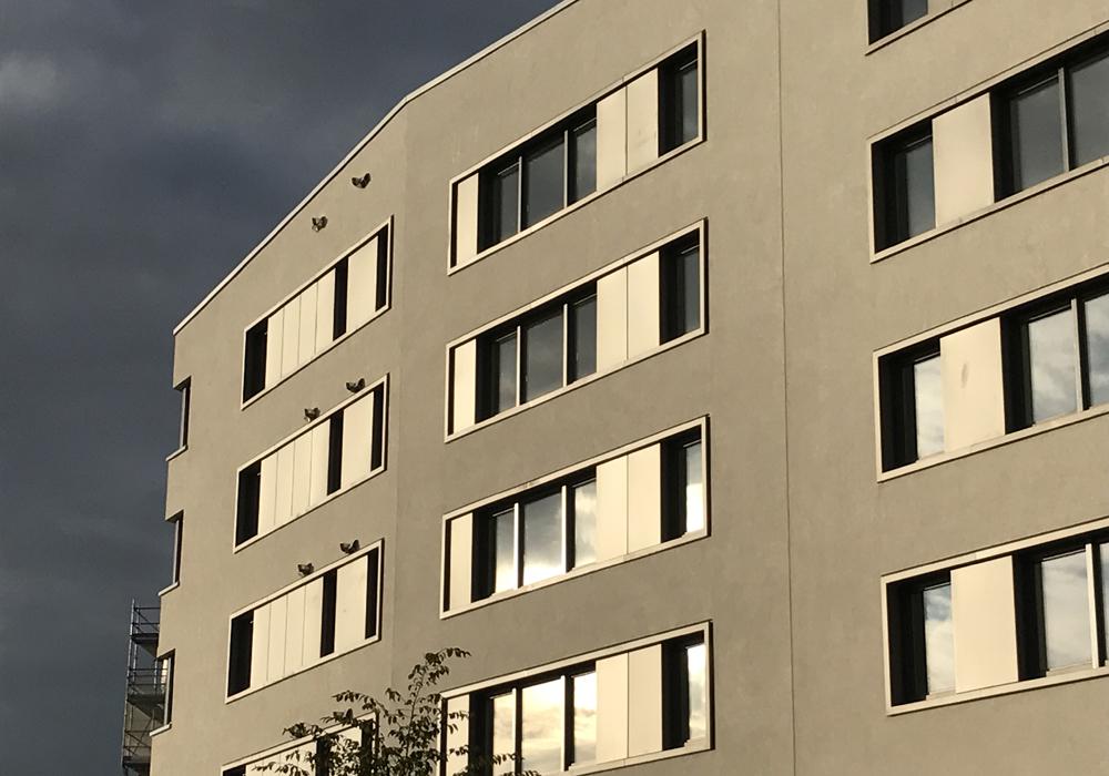 Metallische Fensterbänder gliedern die organische Fassade. (Foto: C. Franck, Mannheim)