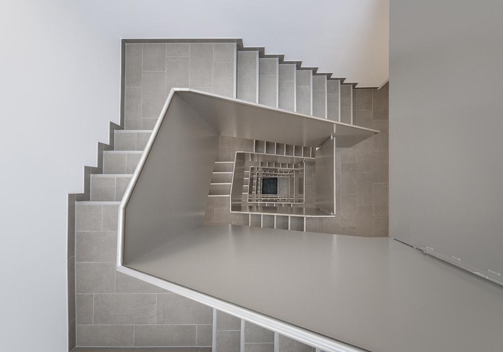 Zwei moderne Treppenhäuser erschließen das Gebäude (Foto: C. Köhler, Mannheim)