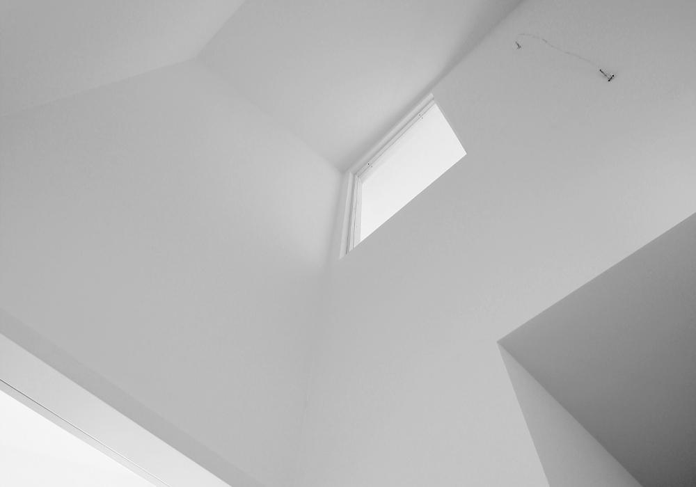 Die skulpturale Dachform ist auch im Innern wahrnehmbar und erzeugt spannende Innenräume