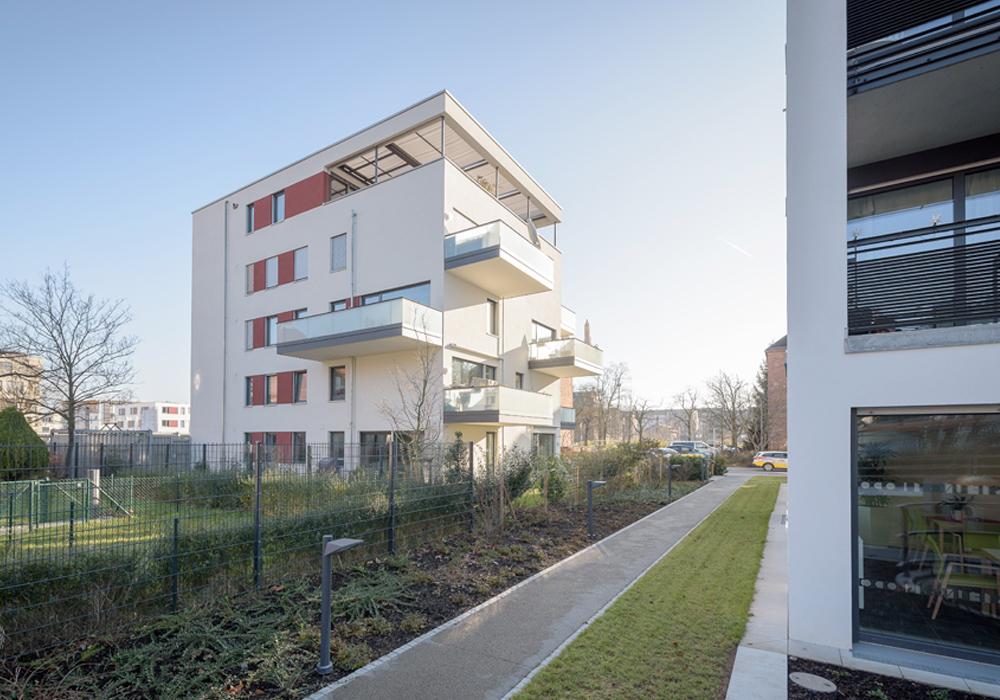 Die großen Balkone gliedern die Fassade.