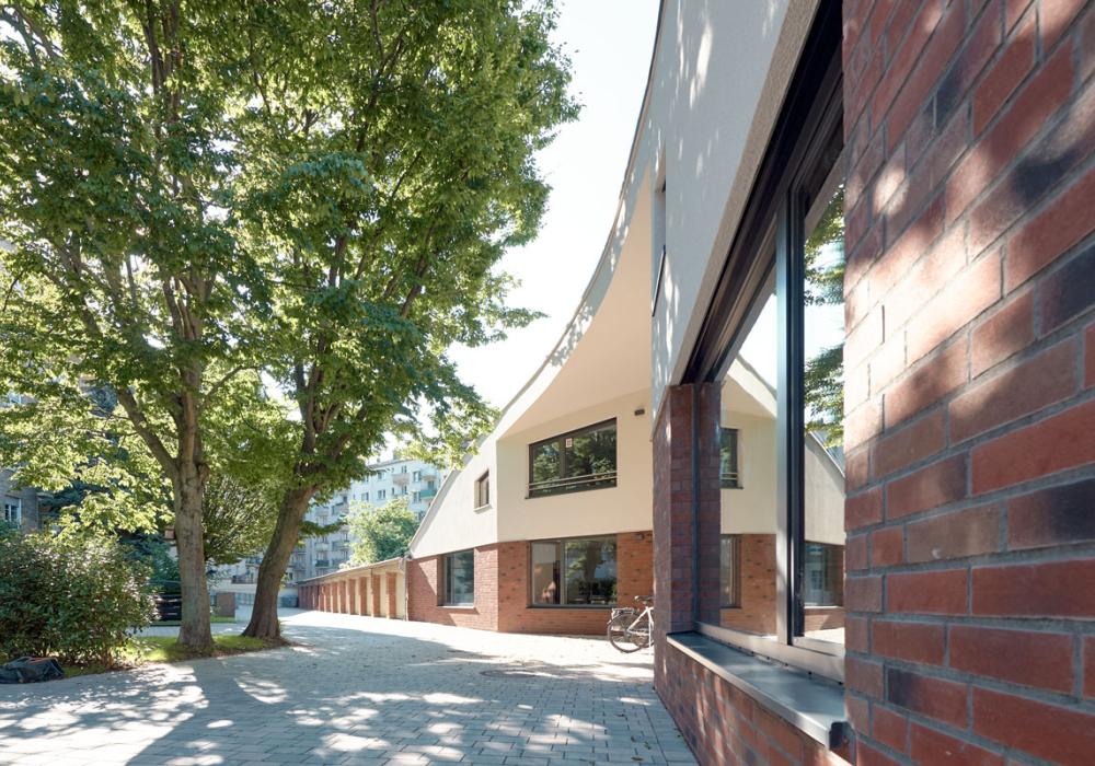 gebaut um vorhandene Bäume