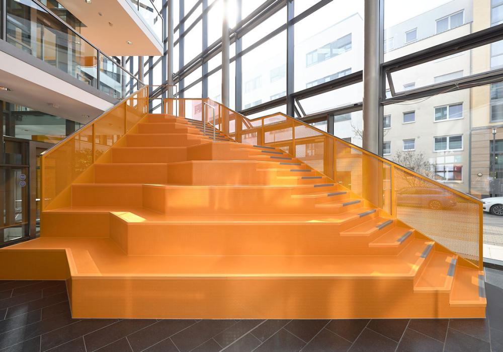 Sitzstufentribüne als Hol- und Bringbereich